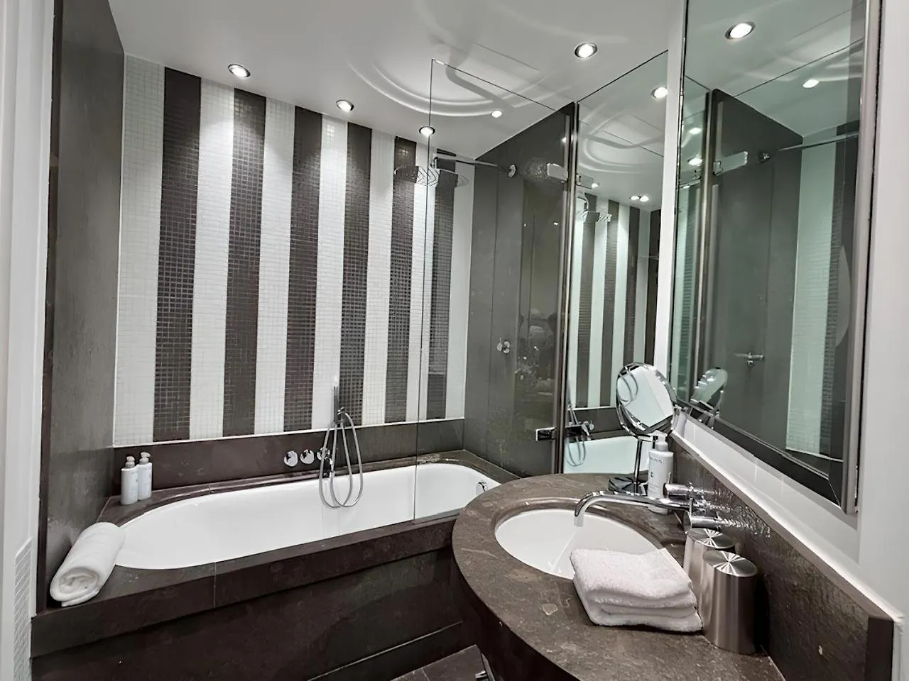 Le A Hotel Paryż